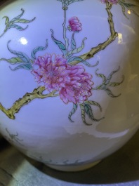 Un vase en porcelaine de Chine famille rose, marque de Hongxian, R&eacute;publique