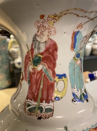 Un vase en porcelaine de Chine famille rose &agrave; d&eacute;cor de cavaliers, Yongzheng