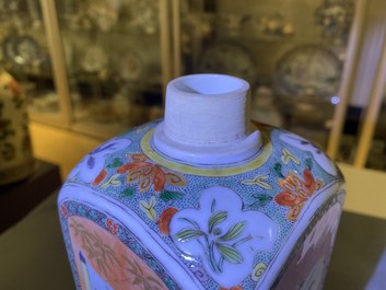 Une bouteille de forme carr&eacute;e en porcelaine de Chine famille verte, Kangxi