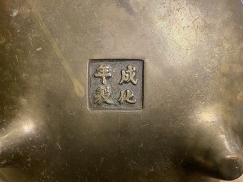 Un grand br&ucirc;le-parfum en bronze sur son socle, Chine, marque de Chenghua, 17/18&egrave;me