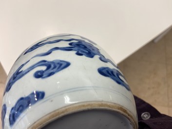 Een Chinese blauw-witte 'Bleu de Hue' vaas voor de Vietnamese markt, Kangxi