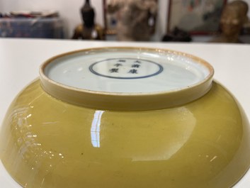 Une assiette en porcelaine de Chine jaune monochrome, marque et &eacute;poque de Kangxi