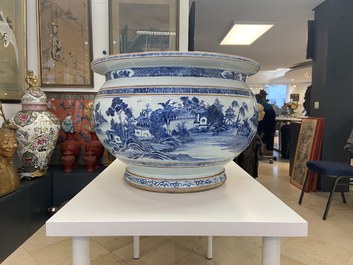 Een grote Chinese blauw-witte viskom met landschapsdecor, Qianlong