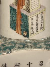 Une paire de vases de forme carr&eacute;e en porcelaine de Chine famille verte &agrave; d&eacute;cor Wu Shuang Pu, marque de Kangxi, 19&egrave;me