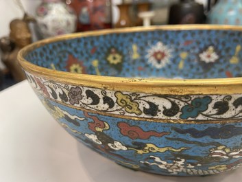 Een Chinese cloisonn&eacute; 'draken' kom, Wanli merk, 19e eeuw