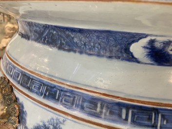 Een grote Chinese blauw-witte viskom met landschapsdecor, Qianlong