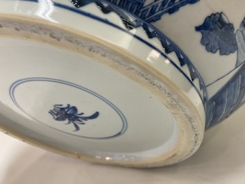 Een uitzonderlijk grote Chinese blauw-witte kom, Kangxi