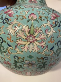 Un vase de forme bouteille en porcelaine de Chine famille rose &agrave; fond turquoise, marque de Qianlong, 19&egrave;me