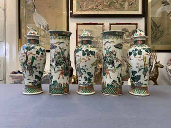 Une garniture de cinq vases en porcelaine de Chine famille verte, marque de Kangxi, 19&egrave;me