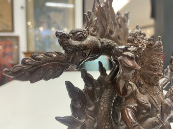 Een Sino-Tibetaanse bronzen figuur van Mahakala, 17/18e eeuw