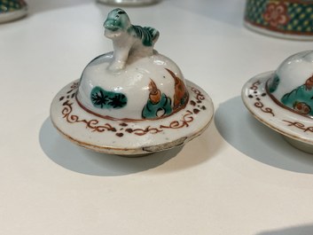 Une garniture de cinq vases en porcelaine de Chine famille verte, marque de Kangxi, 19&egrave;me