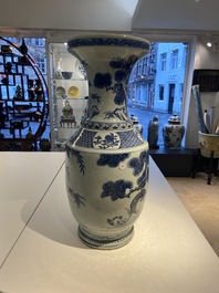 Un grand vase en porcelaine de Chine en bleu et blanc &agrave; d&eacute;cor de cerfs et de grues, Qianlong