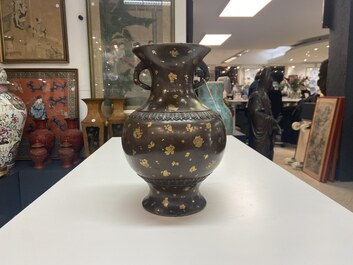 Un vase en bronze t&acirc;ch&eacute; d'or, marque de Qianlong, Qing