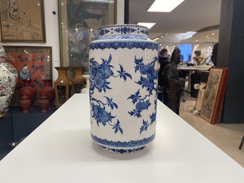 Een Chinese blauw-witte 'sanduo' vaas in zacht porselein, Qianlong