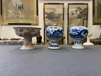 Een paar Chinese blauw-witte 'draken' stem cups en een koperrode, 19/20e eeuw