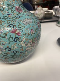 Un vase de forme bouteille en porcelaine de Chine famille rose &agrave; fond turquoise, marque de Qianlong, 19&egrave;me