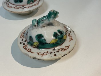 Une garniture de cinq vases en porcelaine de Chine famille verte, marque de Kangxi, 19&egrave;me