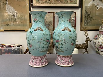 Een paar Chinese famille rose vazen met turquoise fondkleur en vlinders als handgrepen, 19e eeuw