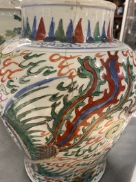 Un vase en porcelaine de Chine wucai &agrave; d&eacute;cor de dragons, &eacute;poque Transition