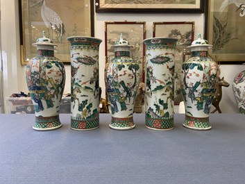 Une garniture de cinq vases en porcelaine de Chine famille verte, marque de Kangxi, 19&egrave;me