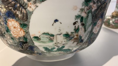 Trois vases, un bol et un plat en porcelaine de Chine, 19/20&egrave;me