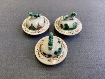 Une garniture de cinq vases en porcelaine de Chine famille verte, marque de Kangxi, 19&egrave;me