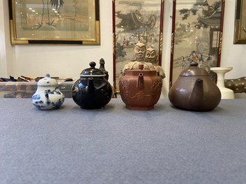 Vier Chinese theepotten in Yixing steengoed, blauw-wit en monochroom zwart porselein, Kangxi en later