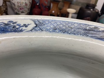 Een grote Chinese blauw-witte viskom met landschapsdecor, Qianlong