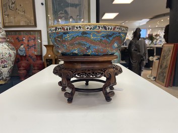 Un bol en &eacute;maux cloisonn&eacute;s &agrave; d&eacute;cor de dragons, marque apocryphe de Wanli