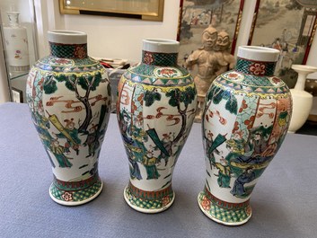 Une garniture de cinq vases en porcelaine de Chine famille verte, marque de Kangxi, 19&egrave;me