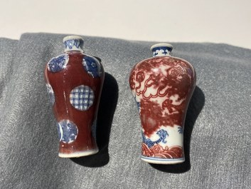 Twee Chinese blauw-witte en koperrode miniatuur 'meiping' vazen, 18/19e eeuw