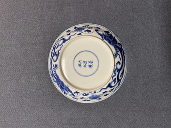 Une coupe en porcelaine de Chine en bleu et blanc &agrave; d&eacute;cor d'un double vajra, marque et &eacute;poque de Kangxi