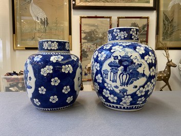 Vier Chinese blauw-witte dekselpotten met antiquiteiten, 19e eeuw