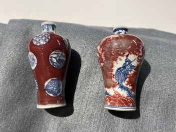 Twee Chinese blauw-witte en koperrode miniatuur 'meiping' vazen, 18/19e eeuw