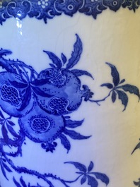 Een Chinese blauw-witte 'sanduo' vaas in zacht porselein, Qianlong
