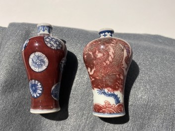Deux vases miniatures de forme 'meiping' en porcelaine de Chine en bleu, blanc et rouge de cuivre, 18/19&egrave;me