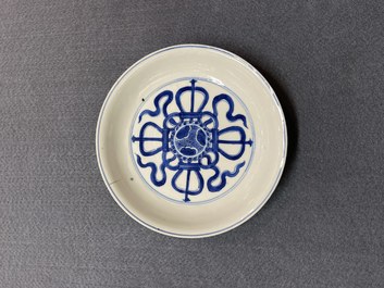 Een Chinees blauw-wit bord met een dubbele vajra, Kangxi merk en periode