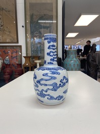 Een Chinese blauw-witte 'Bleu de Hue' vaas voor de Vietnamese markt, Kangxi