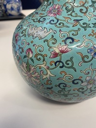 Un vase de forme bouteille en porcelaine de Chine famille rose &agrave; fond turquoise, marque de Qianlong, 19&egrave;me