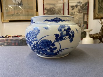 Un bol en porcelaine de Chine en bleu et blanc &agrave; d&eacute;cor de figures dans un paysage, Kangxi