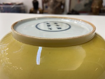 Une assiette en porcelaine de Chine jaune monochrome, marque et &eacute;poque de Kangxi