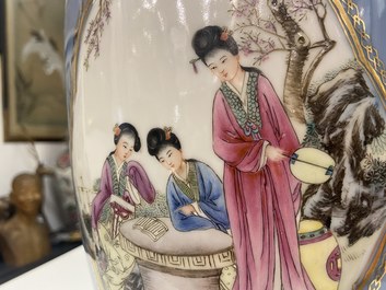 Een Chinese famille rose vaas met lavendelblauwe fondkleur, Qianlong merk, Republiek