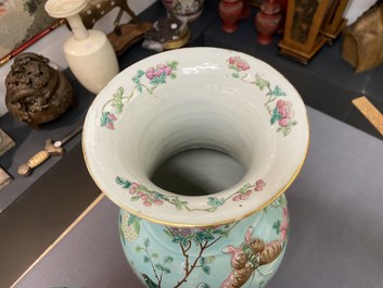 Une paire de vases en porcelaine de Chine famille rose &agrave; fond turquoise aux anses en forme de papillon, 19&egrave;me