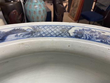 Een grote Chinese blauw-witte viskom met landschapsdecor, Qianlong