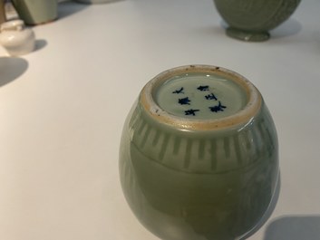 Trois vases et deux bols en porcelaine de Chine monochrome c&eacute;ladon et blanc de Chine, 19/20&egrave;me