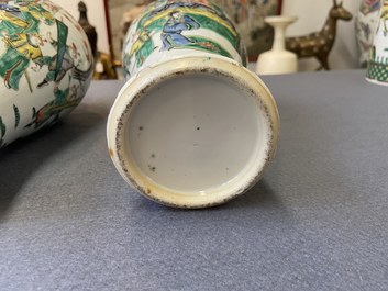 Une garniture de cinq vases en porcelaine de Chine famille verte, marque de Kangxi, 19&egrave;me