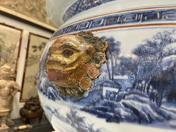 Een grote Chinese blauw-witte viskom met landschapsdecor, Qianlong