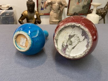 Quatre vases de forme bouteille en porcelaine de Chine monochrome, Kangxi et 19&egrave;me