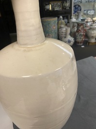 Un vase en gr&egrave;s porcelaineux &agrave; &eacute;mail beige de type Cizhou, Chine, Liao ou apr&egrave;s