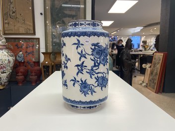 Een Chinese blauw-witte 'sanduo' vaas in zacht porselein, Qianlong